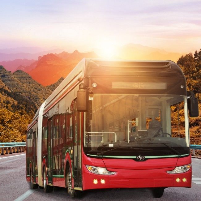 Autocarro de 18 metros de comprimento, de 50 lugares, de transporte urbano.