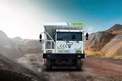 Caminhão de mineração elétrico de carga útil de 110 toneladas com zero emissões e duplo motor para alta produtividade