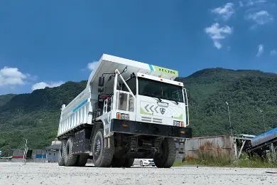 Caminhão de mineração elétrico de carga útil de 110 toneladas com zero emissões e duplo motor para alta produtividade