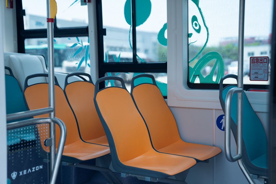 Minibuses elétricos de 11 lugares com bateria de 80 kWh e transmissão automática para transporte urbano