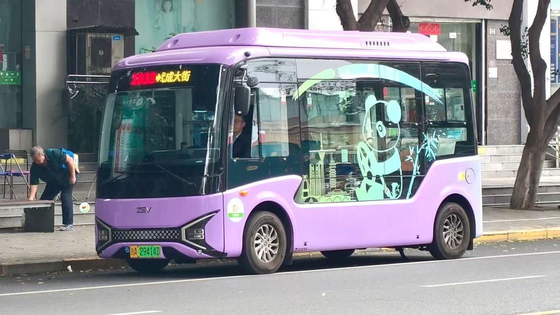 Minibuses elétricos de 11 lugares com bateria de 80 kWh e transmissão automática para transporte urbano