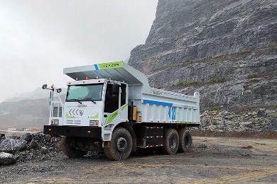 Caminhão de mineração elétrico de carga útil de 110 toneladas com zero emissões e duplo motor para alta produtividade